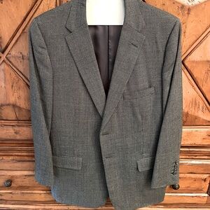 Gray Sport Coat with Classic Cut and Structured Shoulders